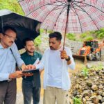 भारी बारिश के बीच ग्राउंड जीरो पर उतरे डीएम;*  *कार्लीगाढ़, सहस्रधारा और सपेरा बस्ती का लिया जायजा, दिए सुरक्षा के सख्त निर्देश