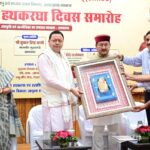 राष्ट्रीय हथकरघा दिवस पर मुख्यमंत्री धामी ने उत्कृष्ट बुनकरों और हस्तशिल्प कारीगरों को किया सम्मानित
